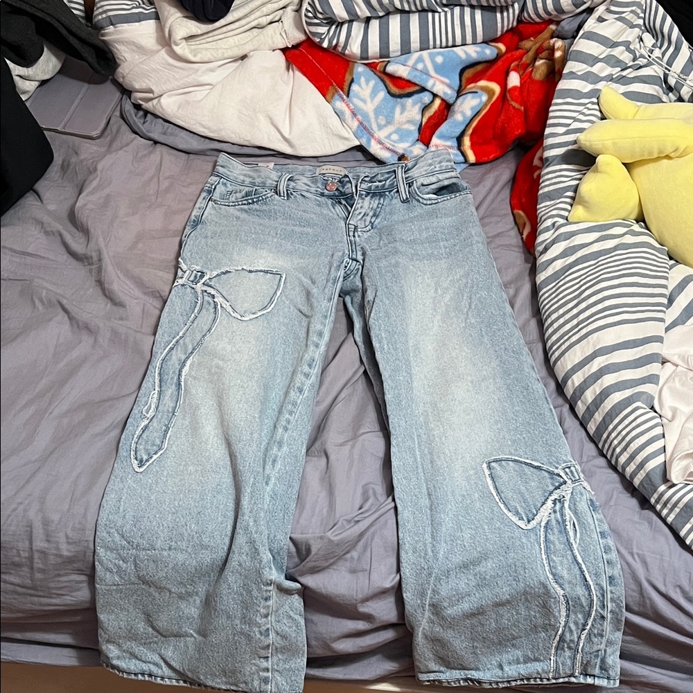 Pacsun low rise bow design jeans size 00
